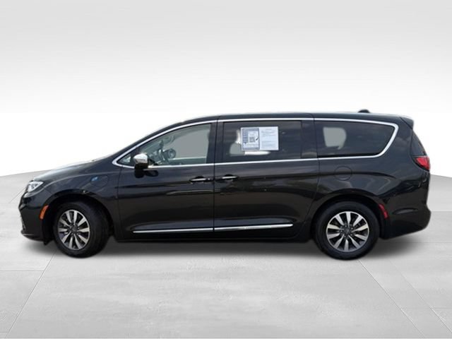 Used 2023 Chrysler Pacifica Limited FWD image 2