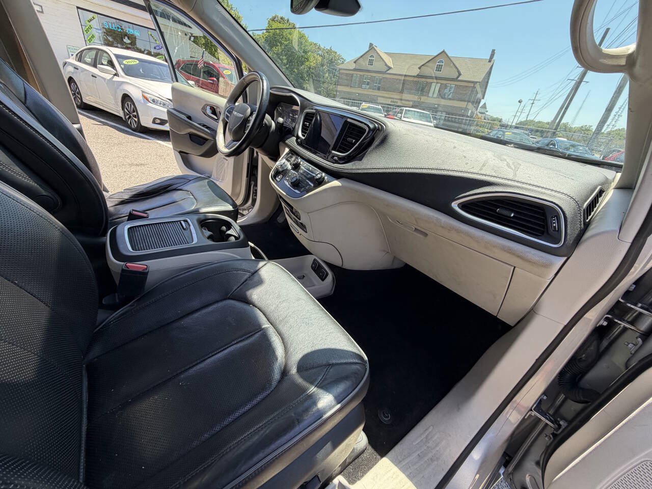 Used 2018 Chrysler Pacifica Limited FWD image 34
