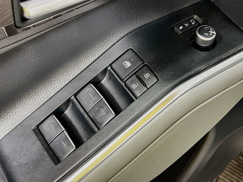 Certified 2023 Toyota Highlander Limited AWD/4WD image 16