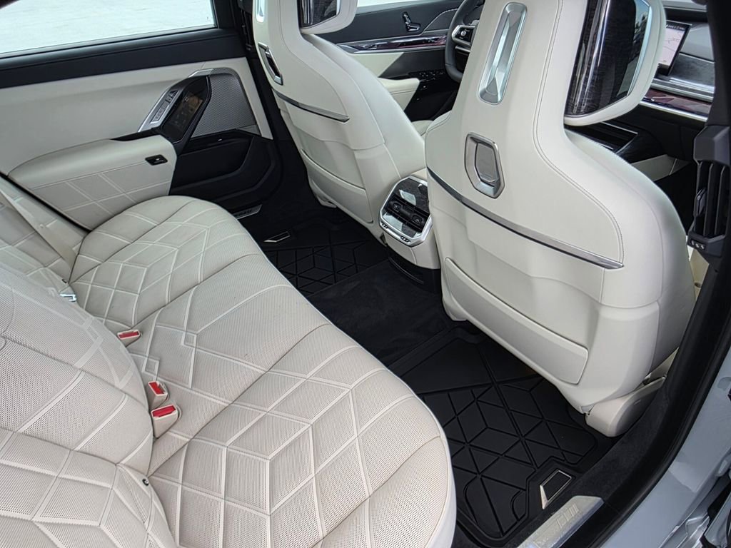 Certified 2025 BMW 750e xDrive w/ Premium Package AWD/4WD image 28