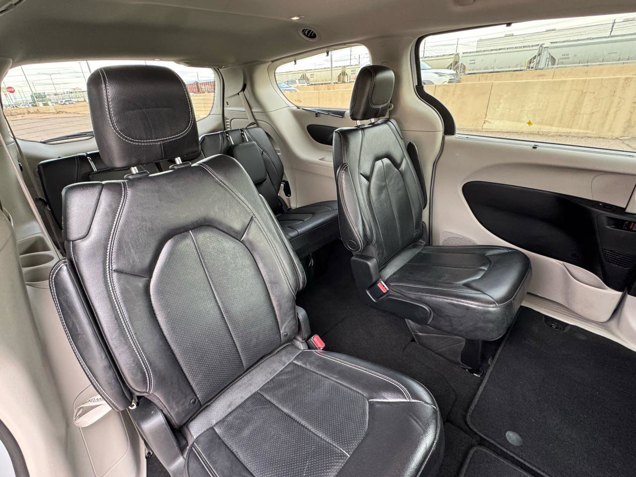 Used 2022 Chrysler Pacifica Touring-L image 13