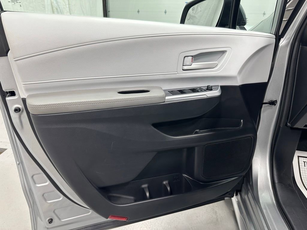 Used 2025 Toyota Sienna LE FWD image 8
