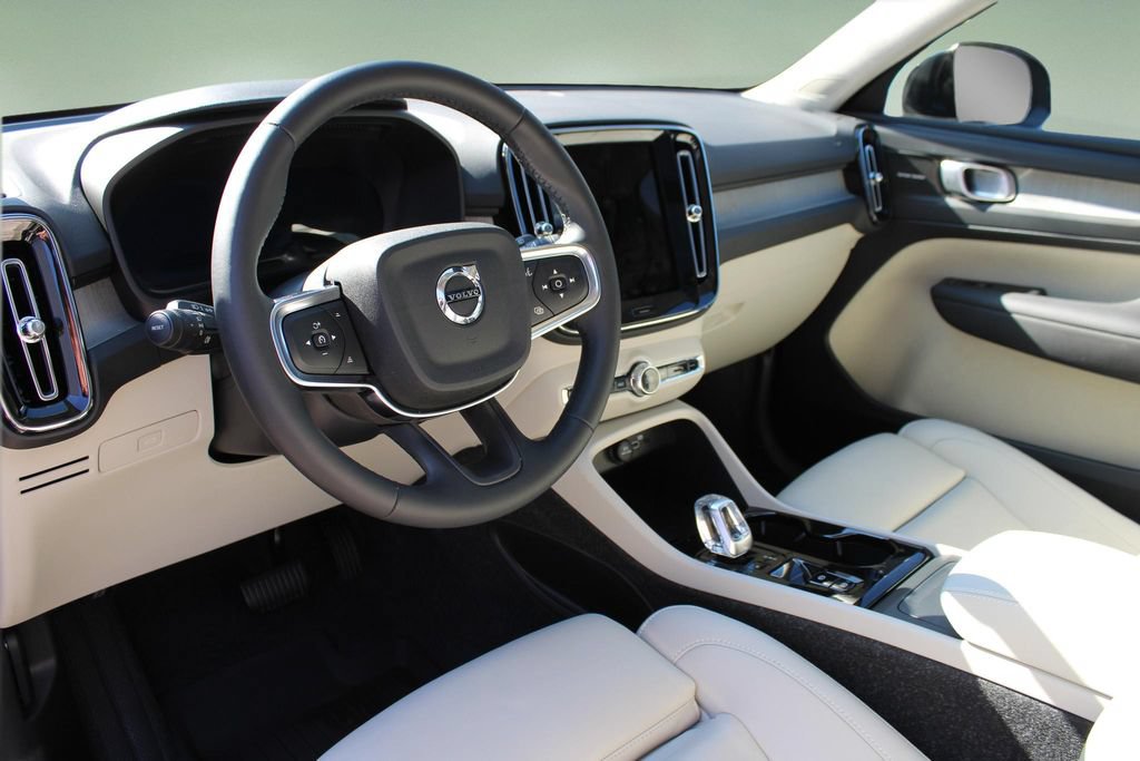 Certified 2025 Volvo XC40 B5 Ultra w/ Protection Package Premier AWD/4WD image 2