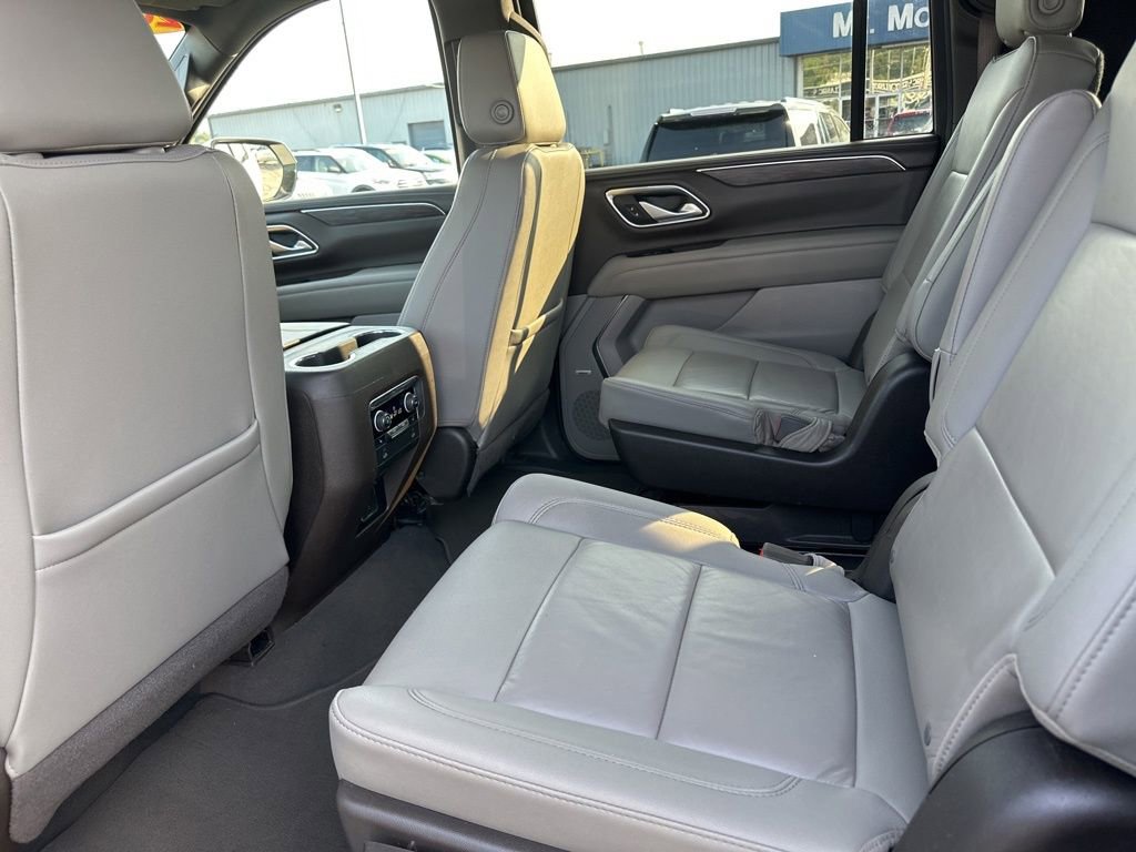 Used 2022 Chevrolet Suburban LT w/ Luxury Package image 27