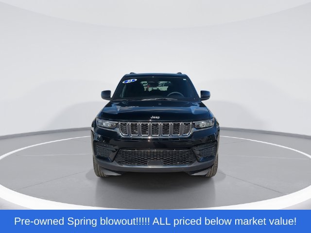 Used 2025 Jeep Grand Cherokee Laredo X AWD/4WD image 3