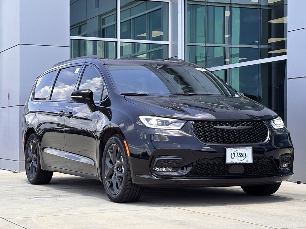 New 2025 Chrysler Pacifica Limited w/ Uconnect Theater Family Group image 2