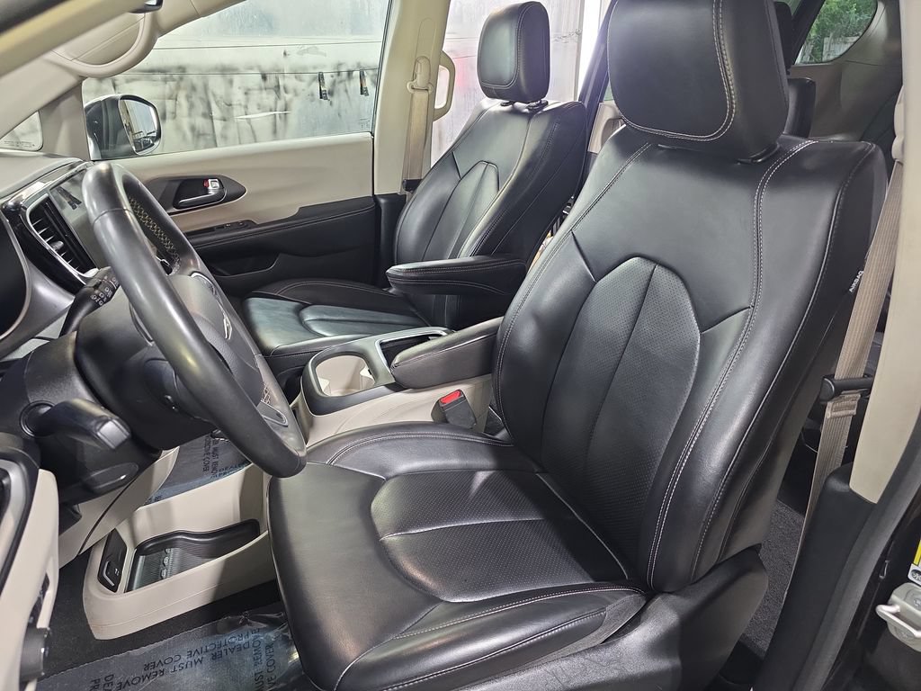 Used 2023 Chrysler Pacifica Touring-L FWD image 17