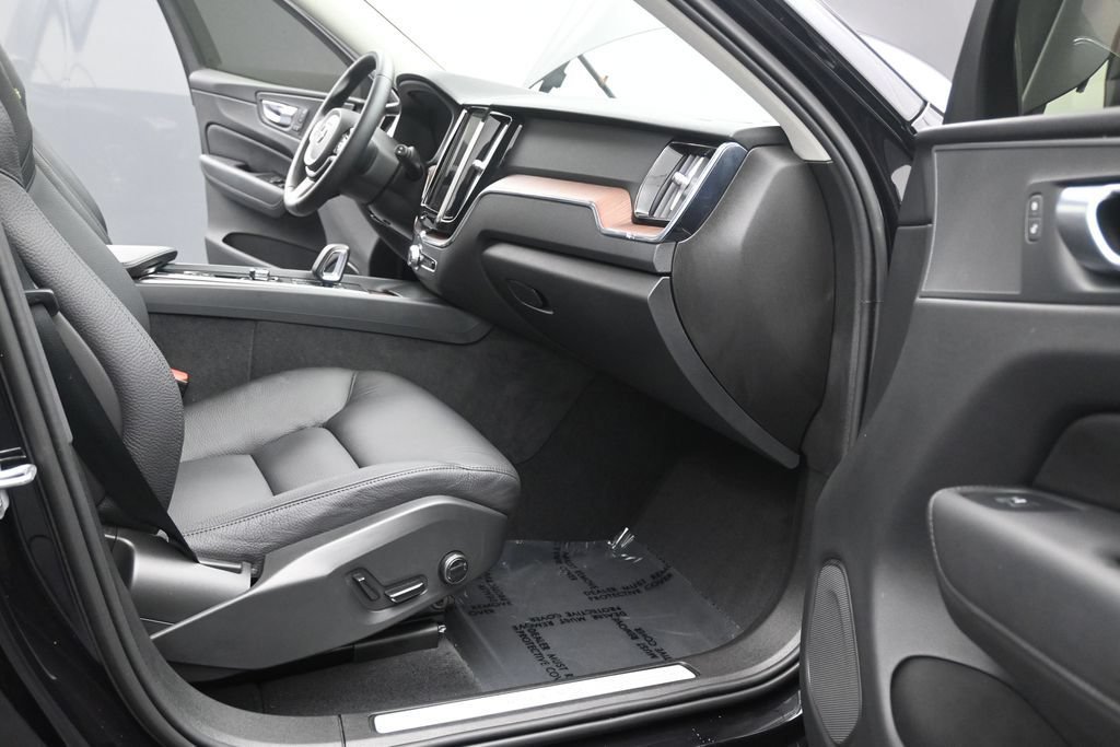 Certified 2024 Volvo XC60 B5 Plus w/ Protection Package Premier AWD/4WD image 16