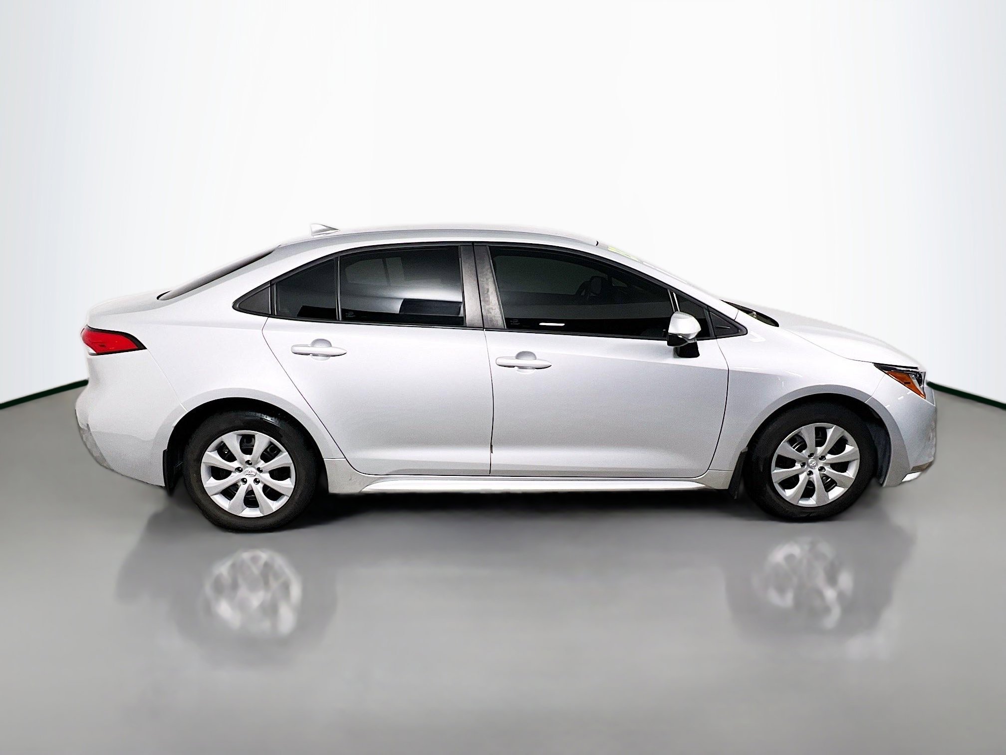 Used 2023 Toyota Corolla LE image 3