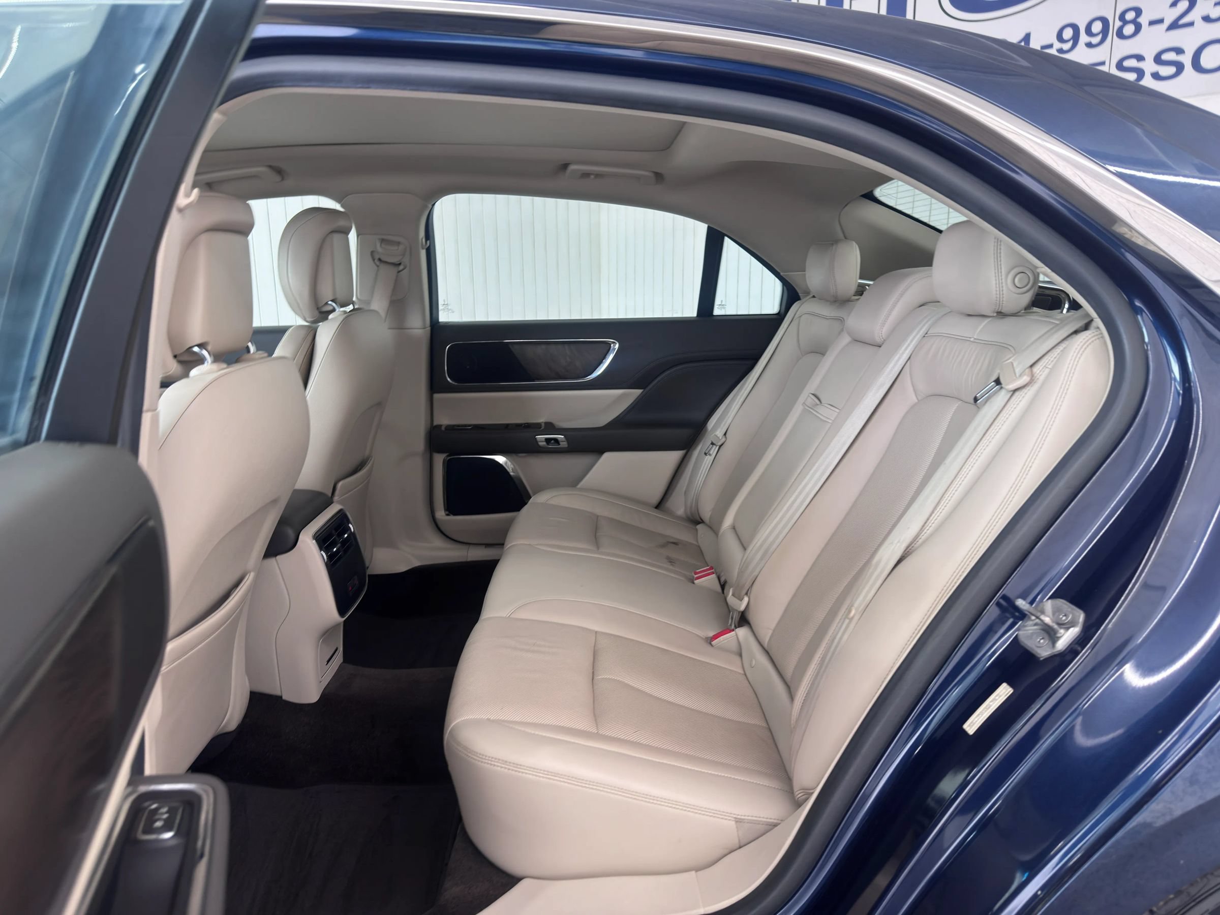 Used 2017 Lincoln Continental Select w/ Climate Package AWD/4WD image 12