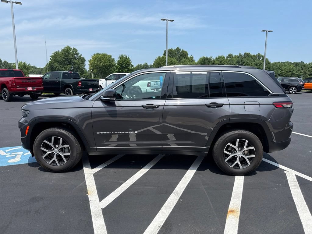 Used 2024 Jeep Grand Cherokee Limited w/ Trailer Tow Package AWD/4WD image 5