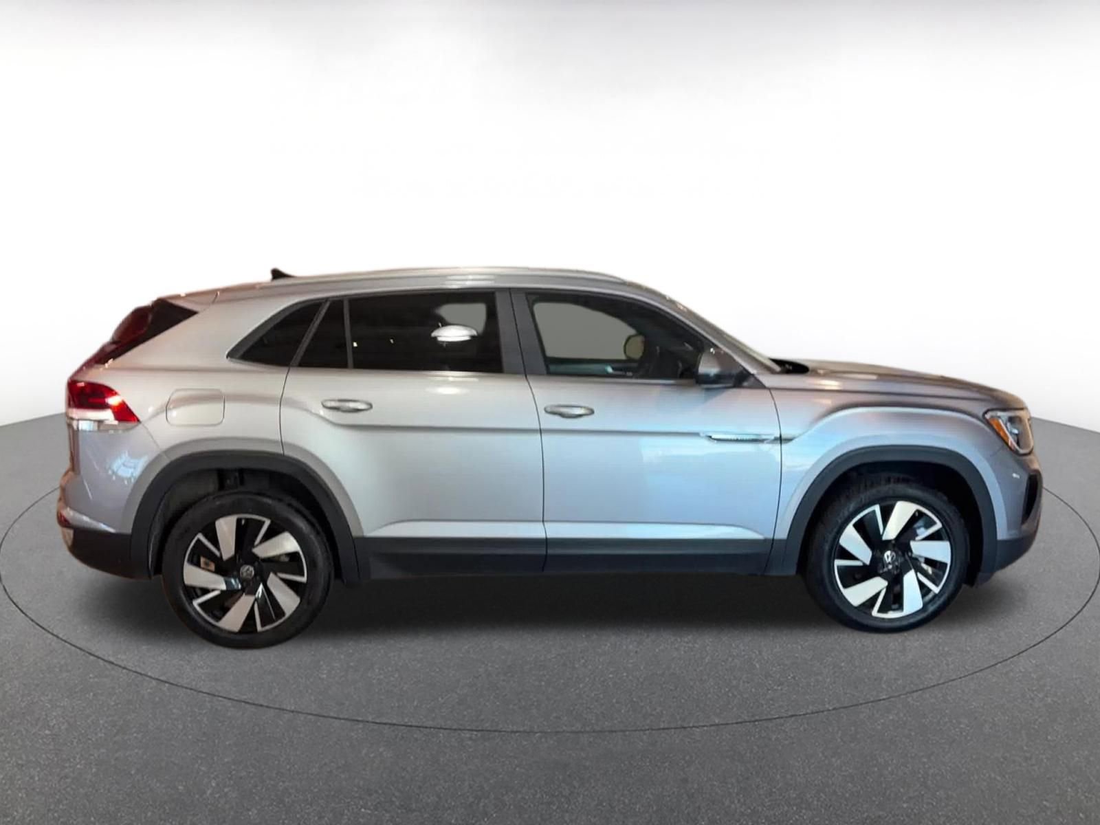 Used 2025 Volkswagen Atlas Cross Sport SE image 17