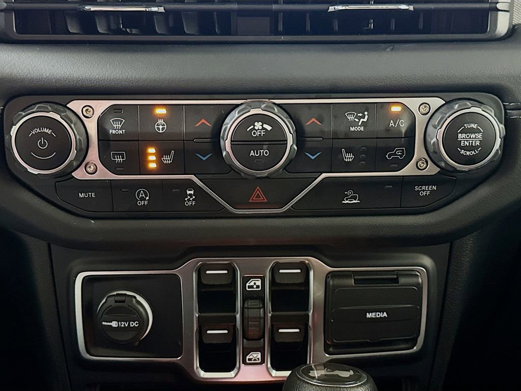 Used 2025 Jeep Wrangler Sahara image 19