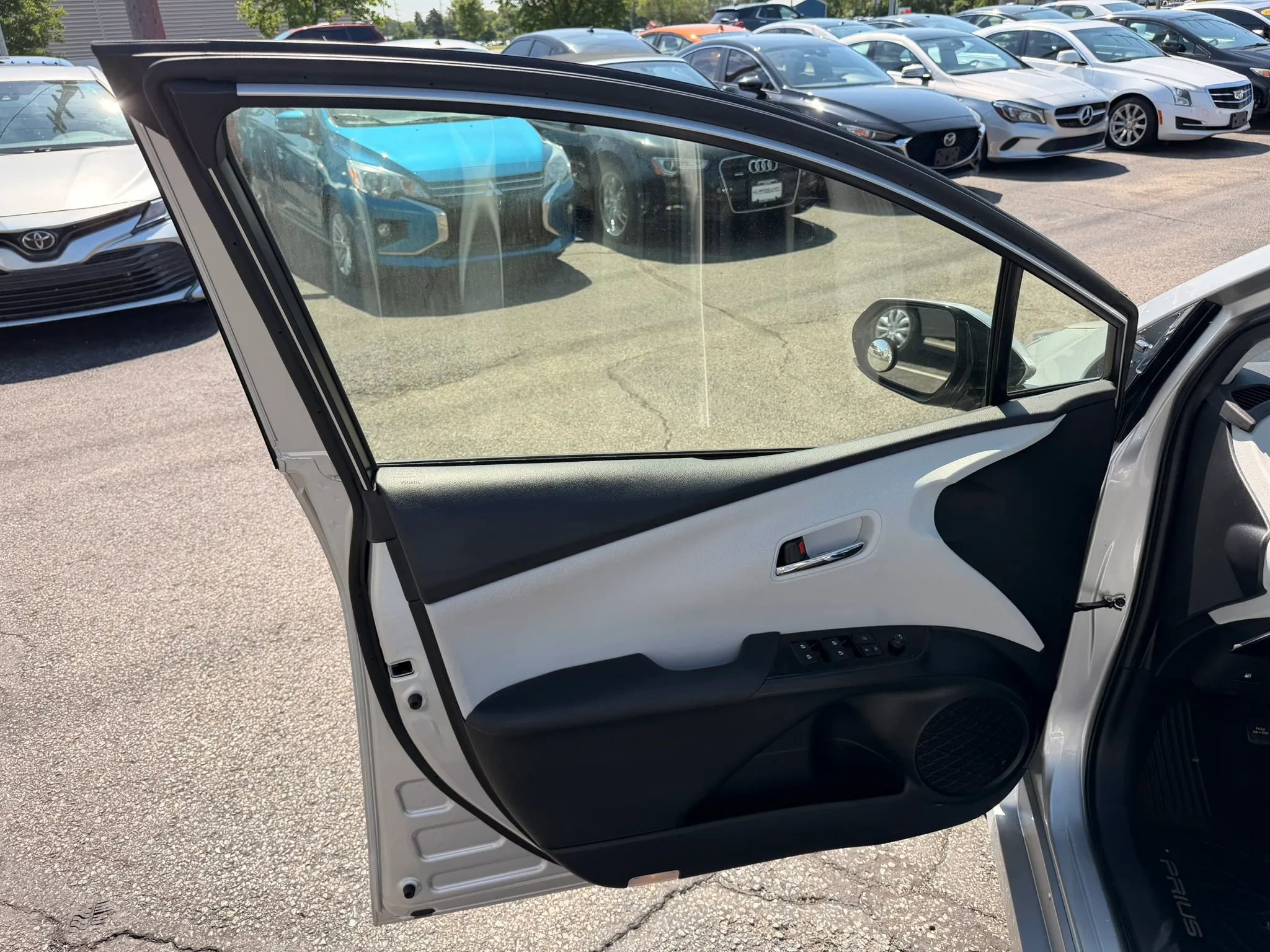 Used 2016 Toyota Prius Three w/ Advanced Technology Package FWD image 11