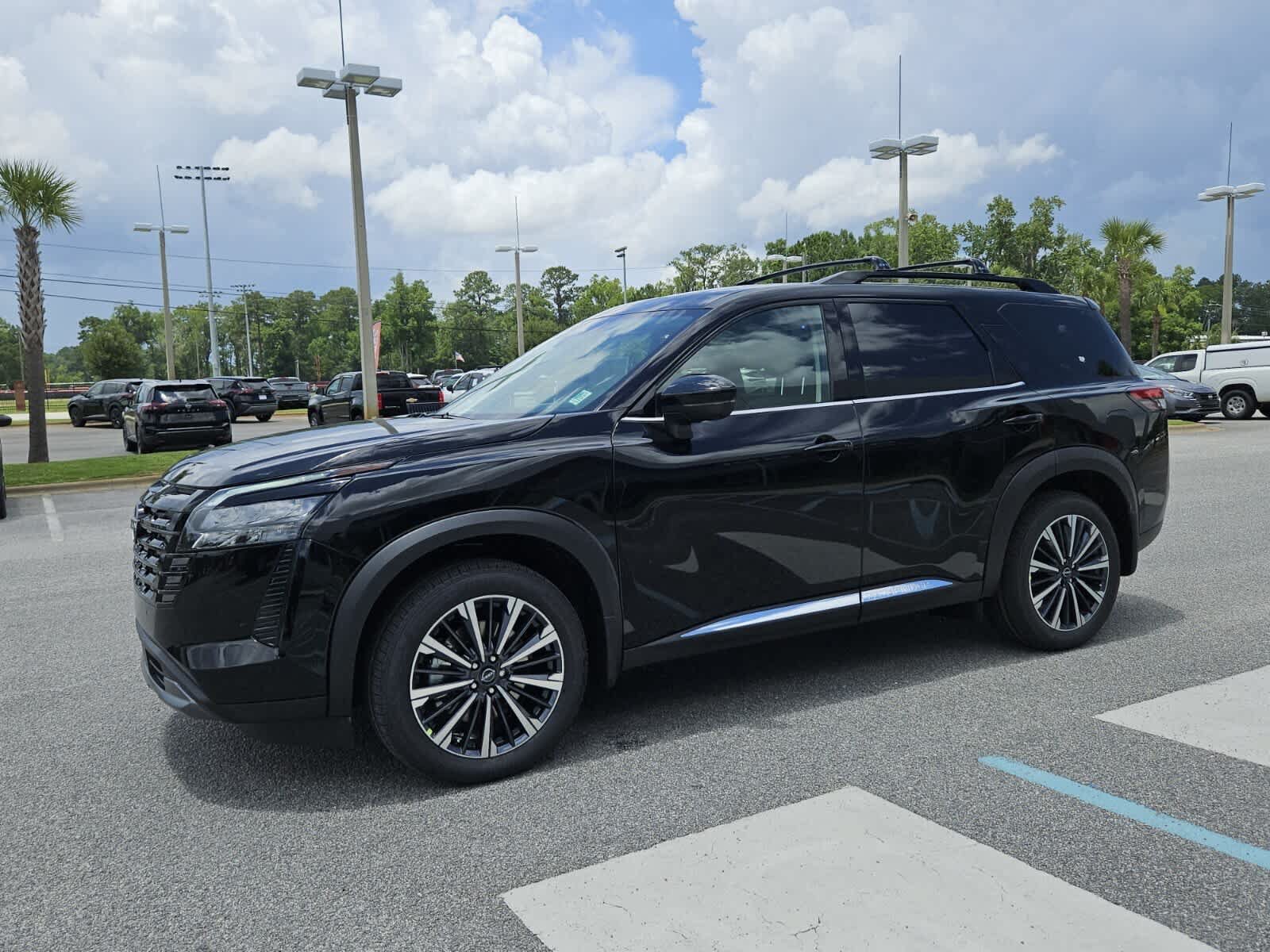 New 2026 Nissan Pathfinder Platinum FWD image 2