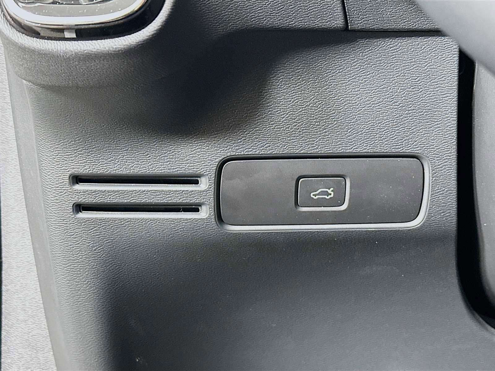 Used 2023 Volvo XC40 B4 Core w/ Convenience Package image 10