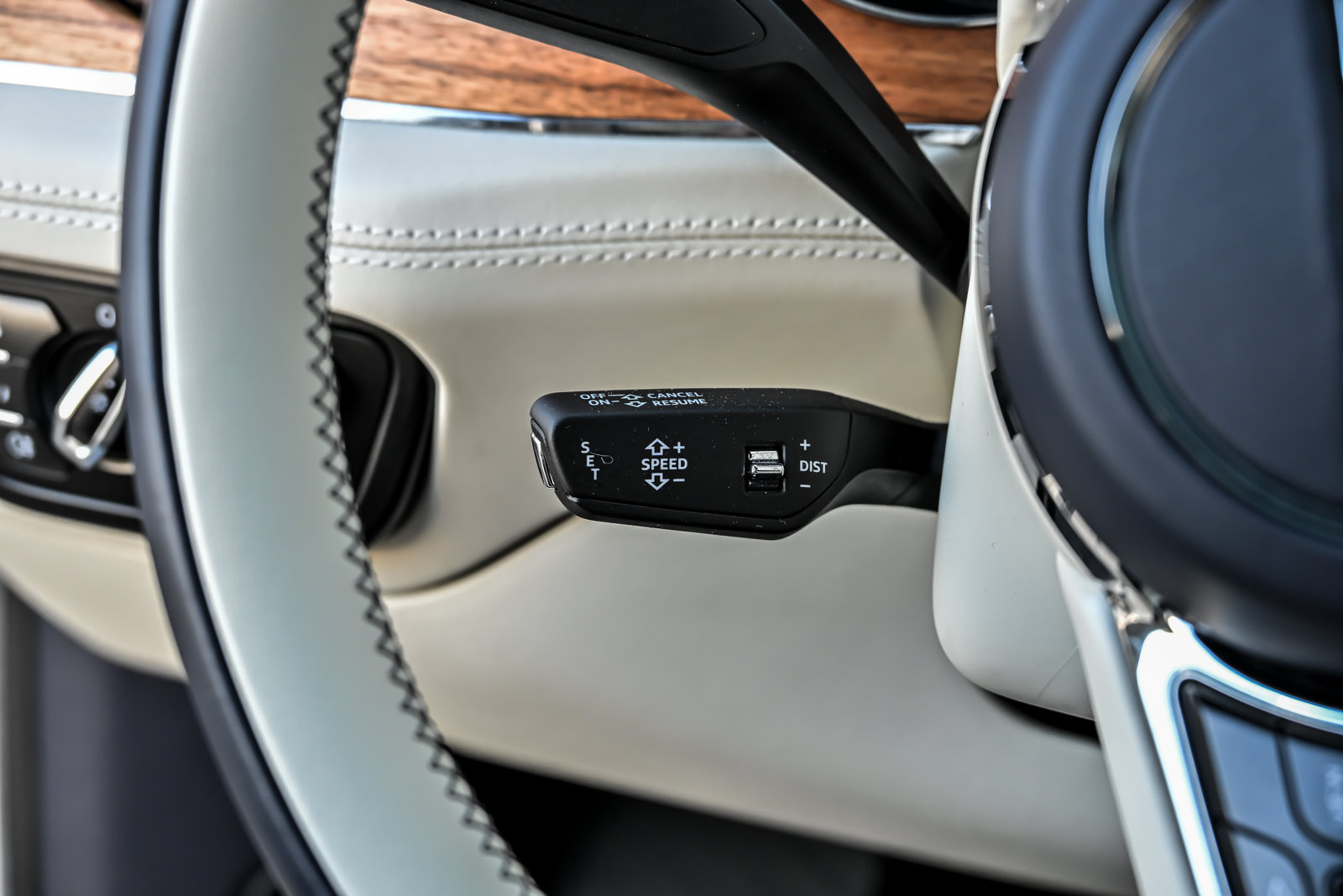 Certified 2023 Bentley Bentayga AWD/4WD image 33