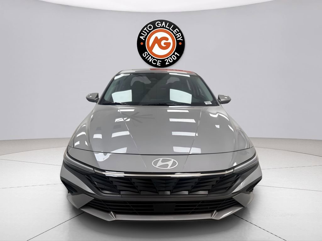 Used 2025 Hyundai Elantra Limited FWD video 2