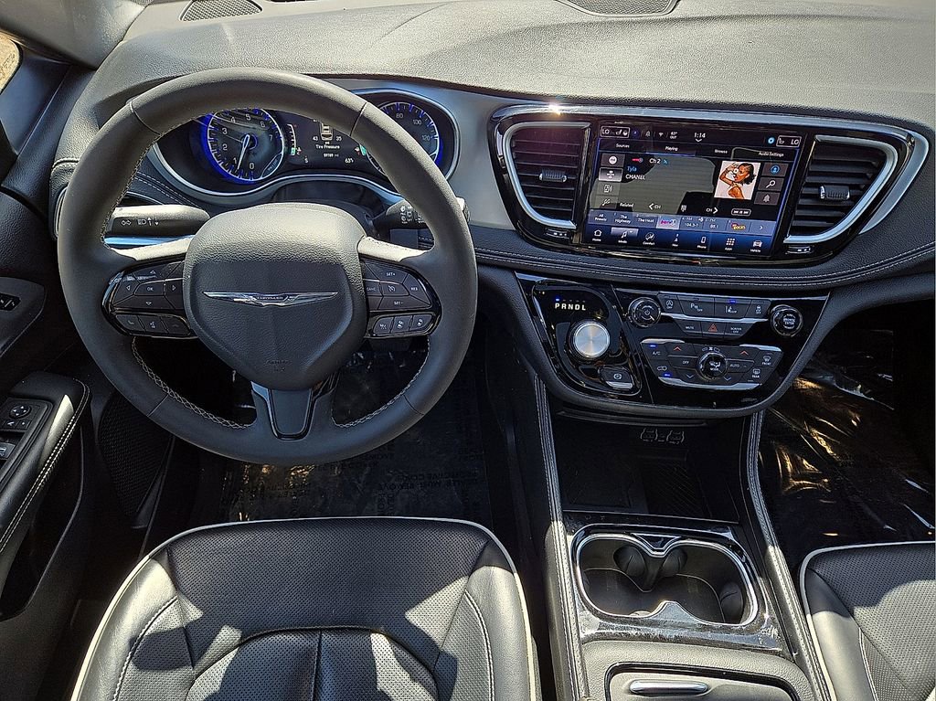 Used 2025 Chrysler Pacifica Limited image 19