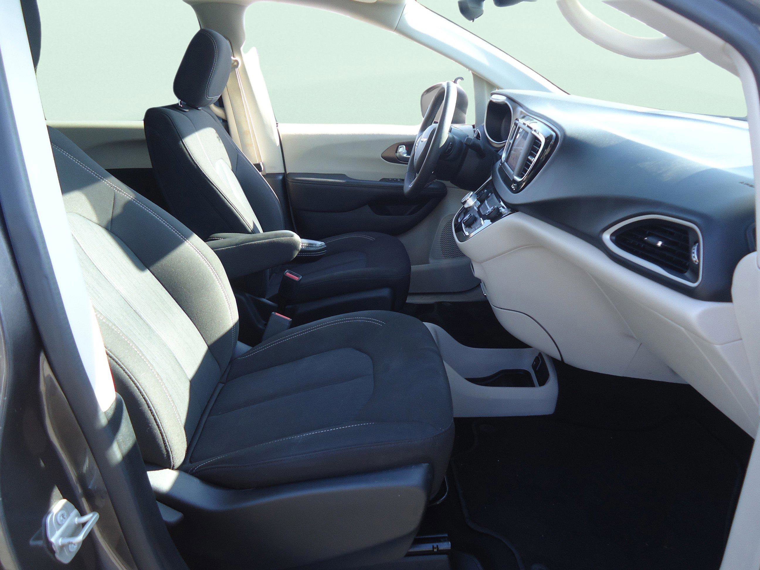 Used 2023 Chrysler Voyager LX image 28