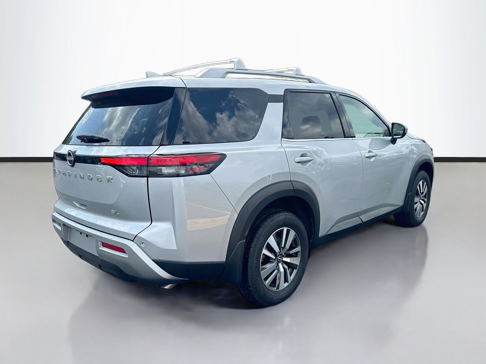 Used 2025 Nissan Pathfinder SL FWD image 7