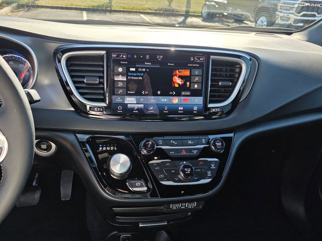 Used 2025 Chrysler Pacifica Select image 19