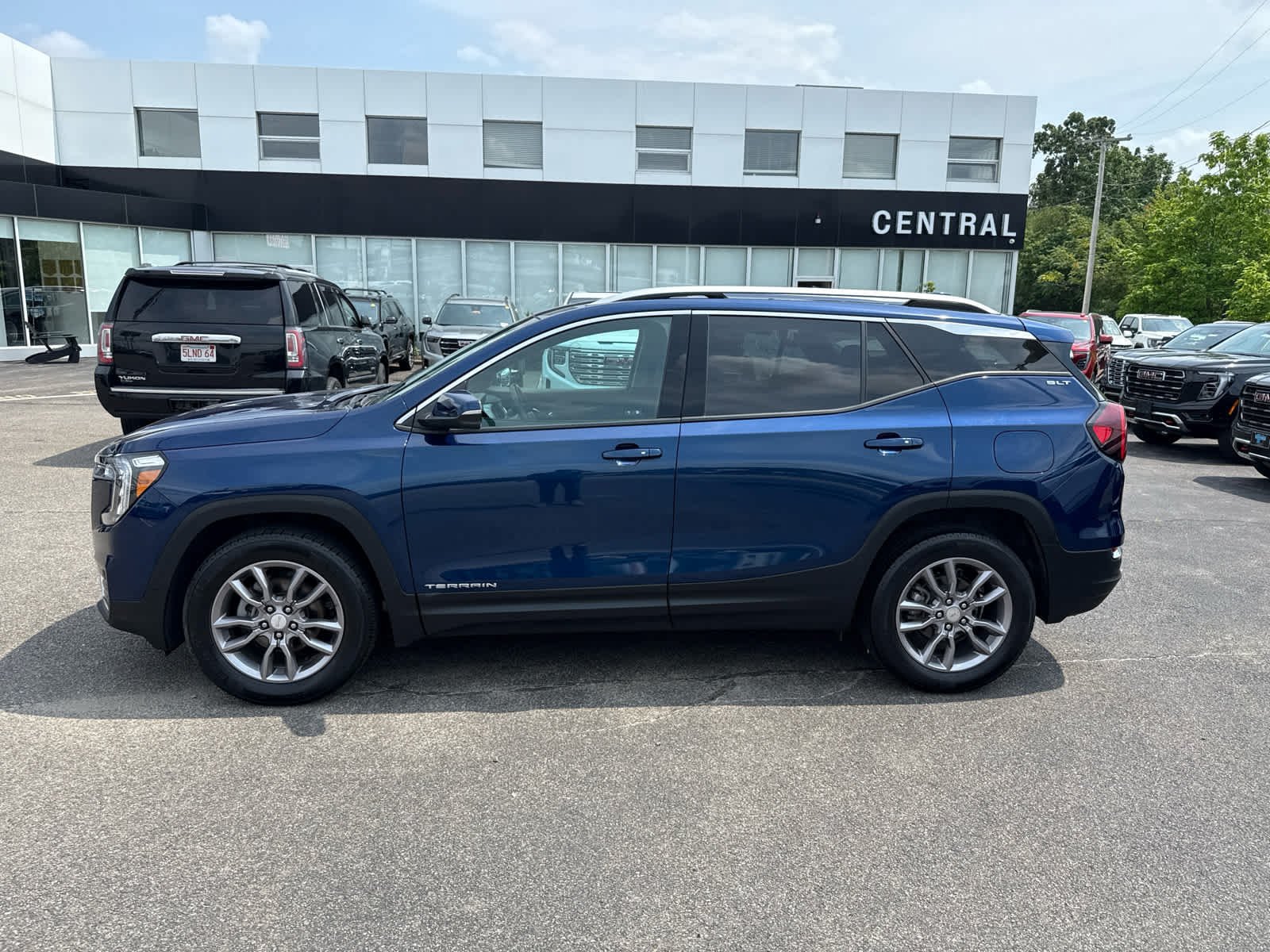 Certified 2022 GMC Terrain SLT AWD/4WD image 2
