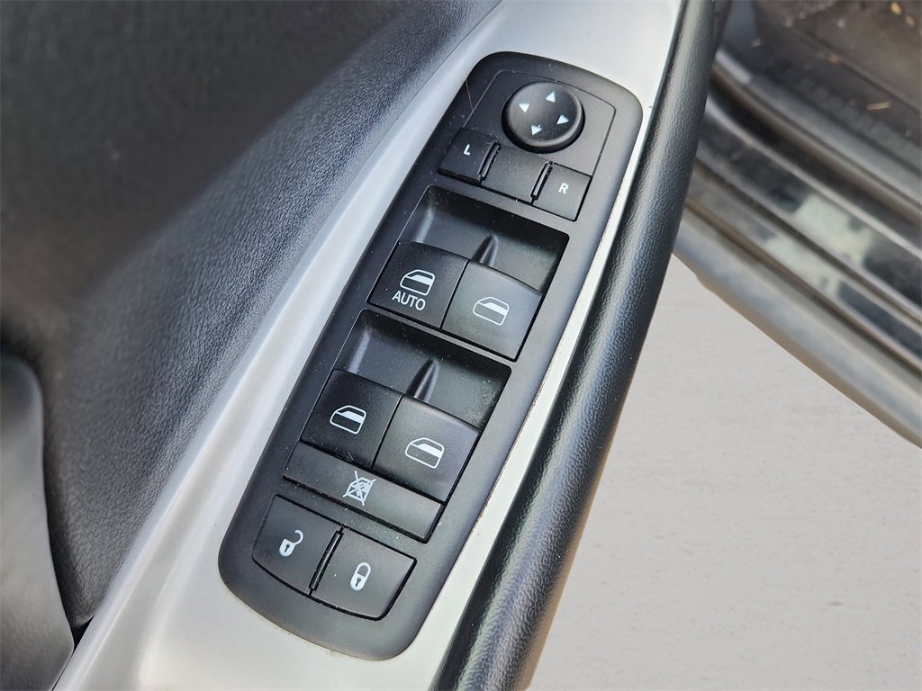 Used 2019 Dodge Journey SE w/ Blacktop Package image 28