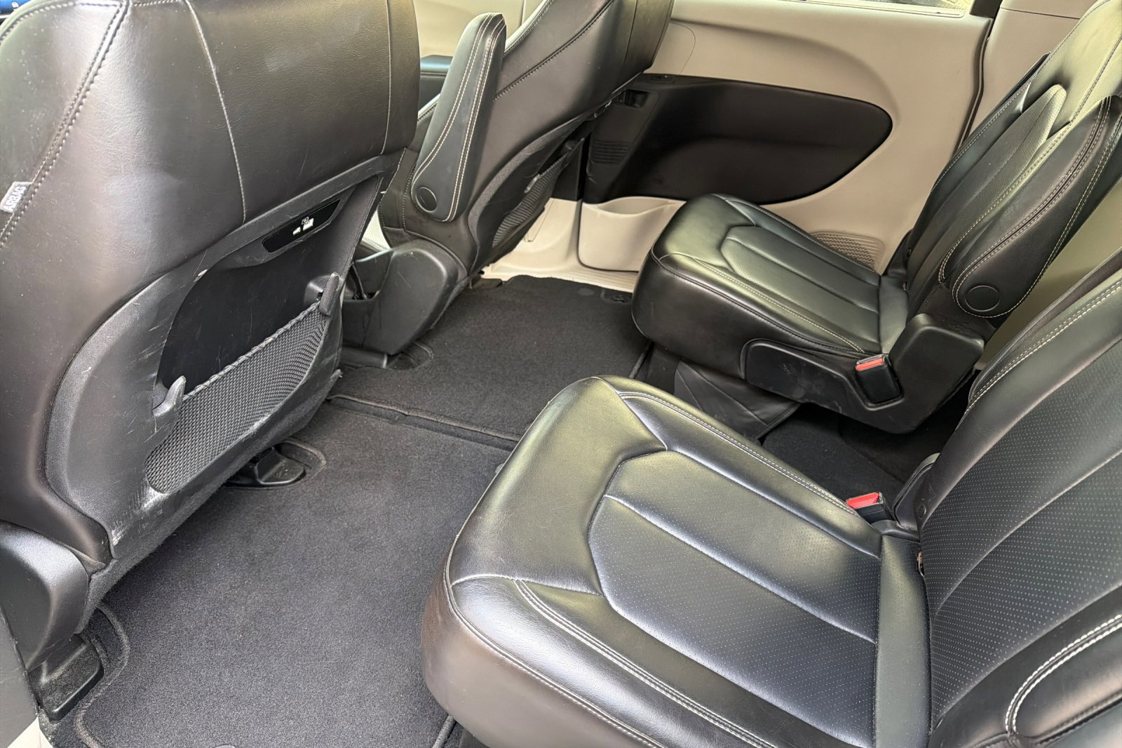 Used 2023 Chrysler Pacifica Touring-L image 11