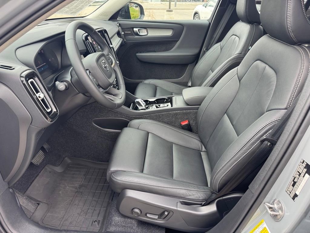 Certified 2025 Volvo XC40 B5 Ultra w/ Climate Package image 8