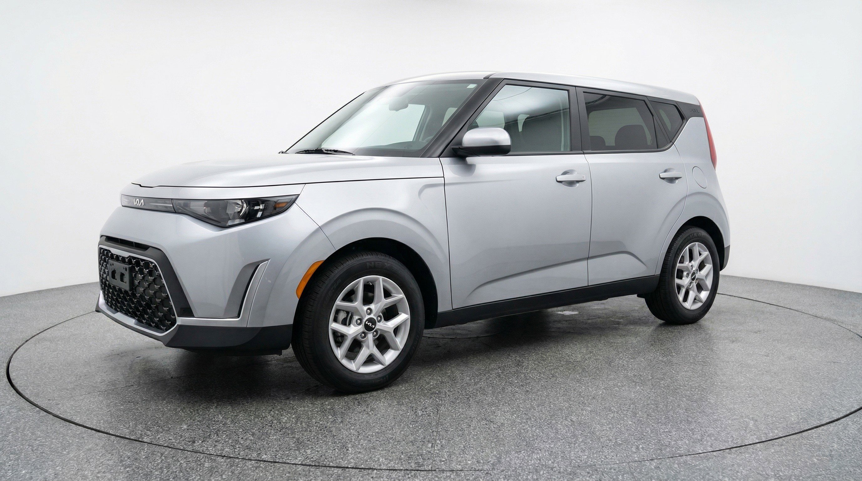 Used 2025 Kia Soul LX w/ LX Technology Package image 3