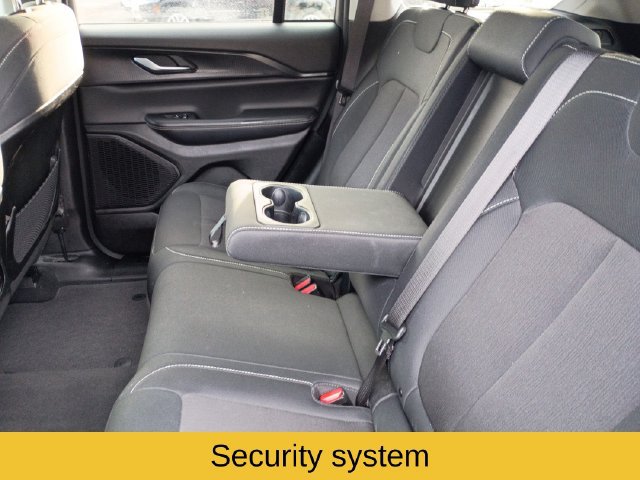 Used 2023 Jeep Grand Cherokee Laredo AWD/4WD image 18