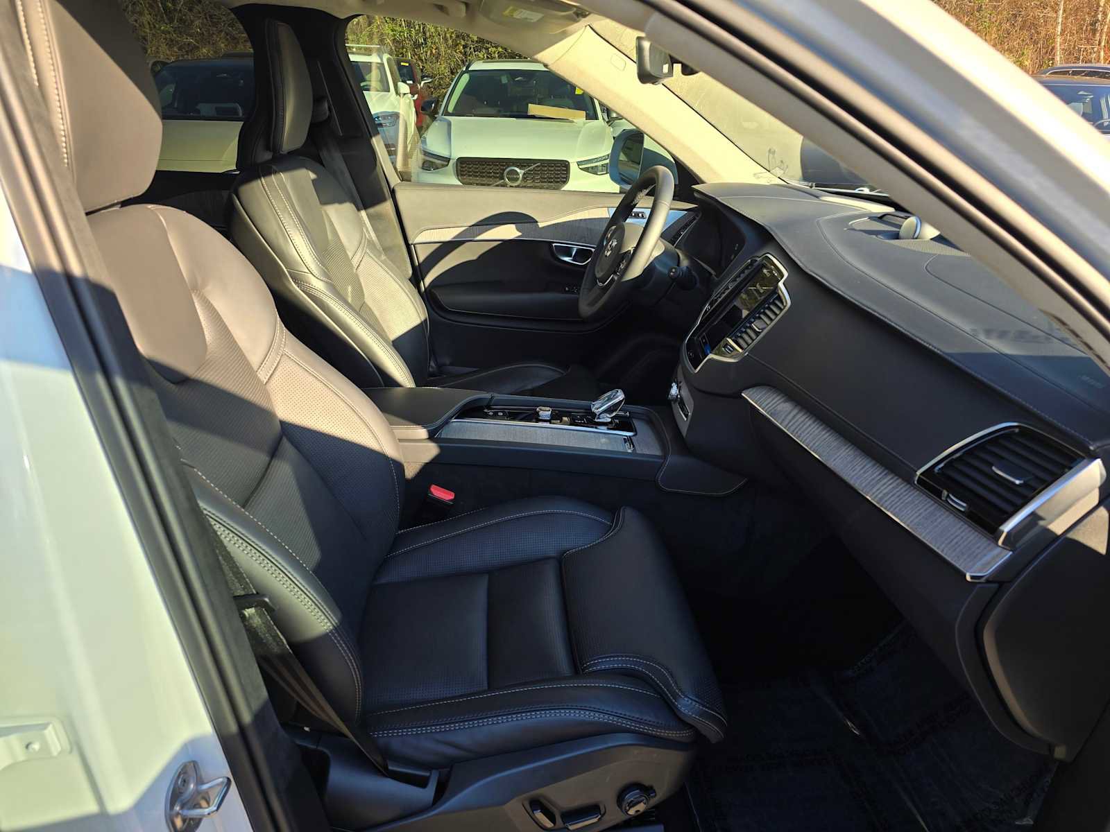 Certified 2024 Volvo XC90 T8 Ultimate w/ Lounge Package image 11