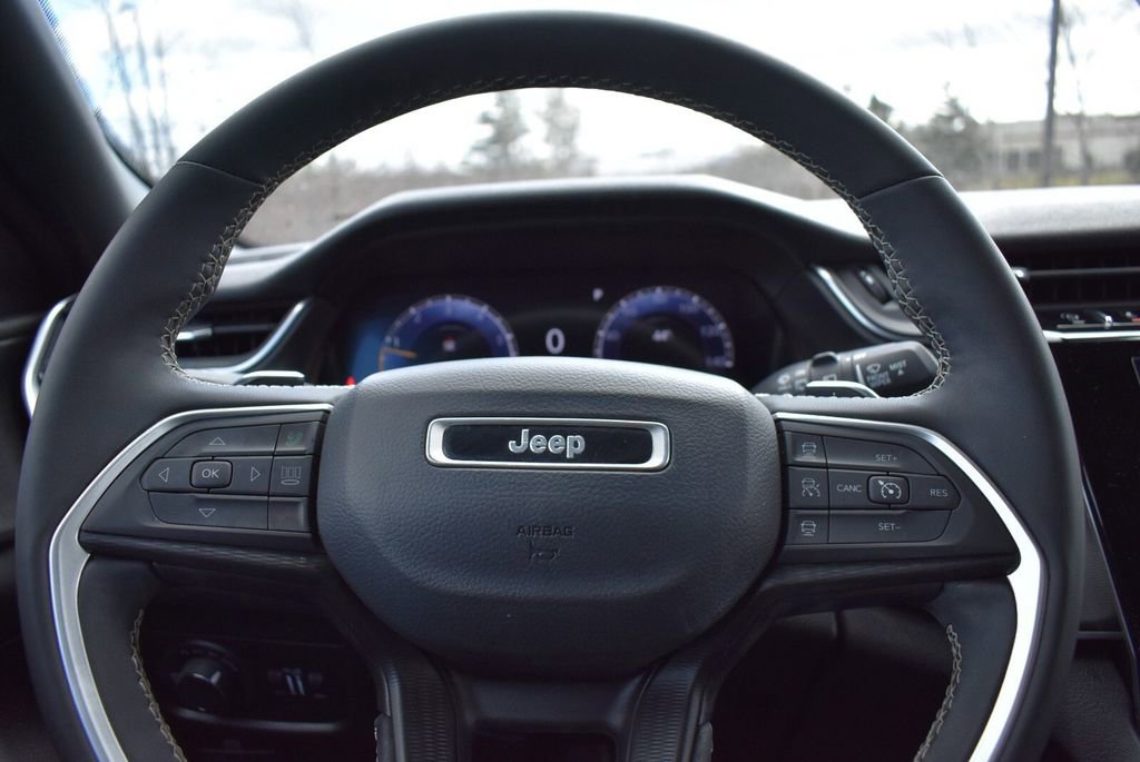 Used 2024 Jeep Grand Cherokee Altitude image 17