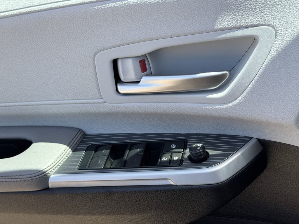 Used 2025 Toyota Sienna XLE FWD image 21