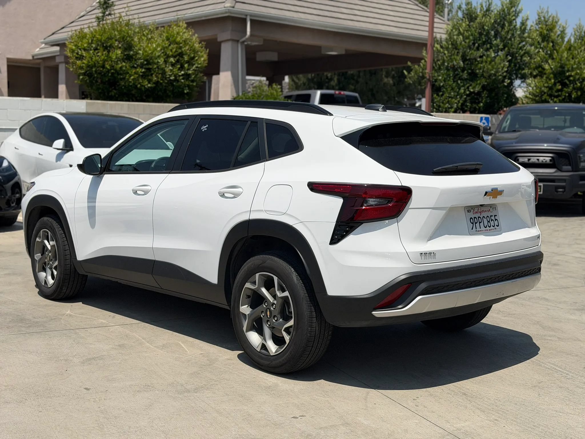 Used 2025 Chevrolet Trax LT FWD image 3