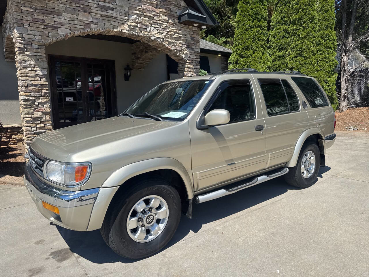 Used 1999 Nissan Pathfinder LE AWD/4WD image 3