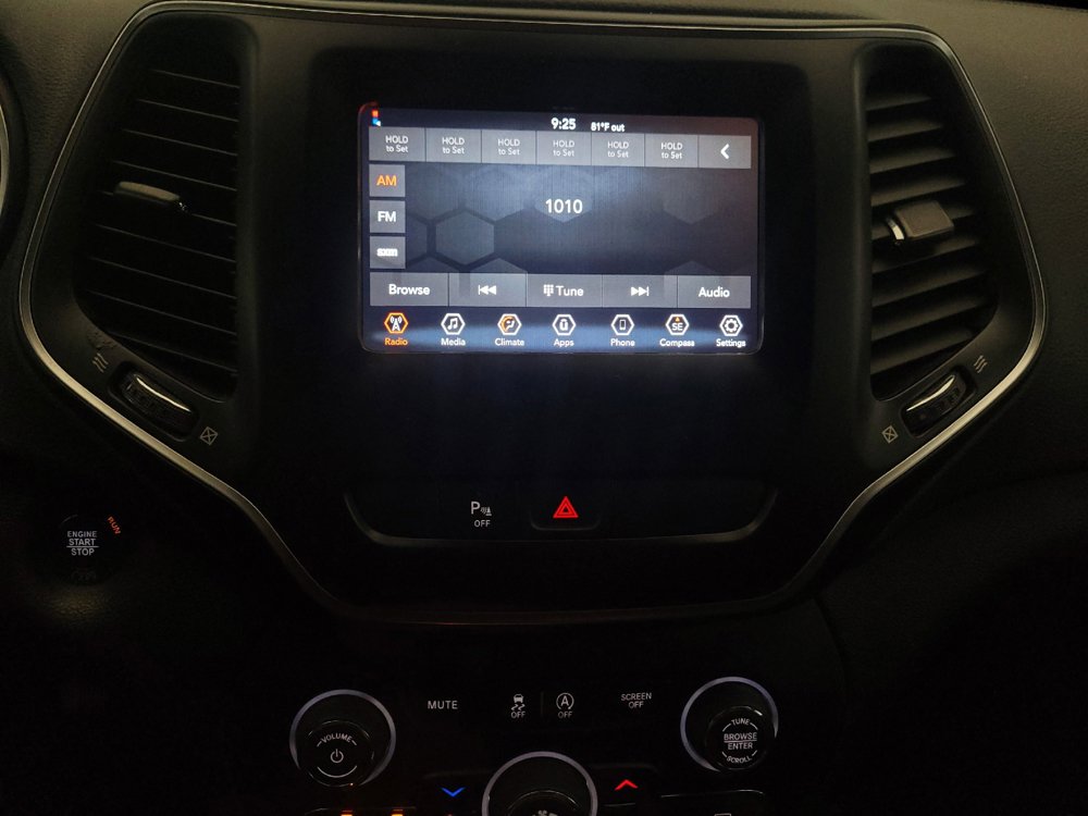 Used 2019 Jeep Cherokee Latitude Plus AWD/4WD image 25