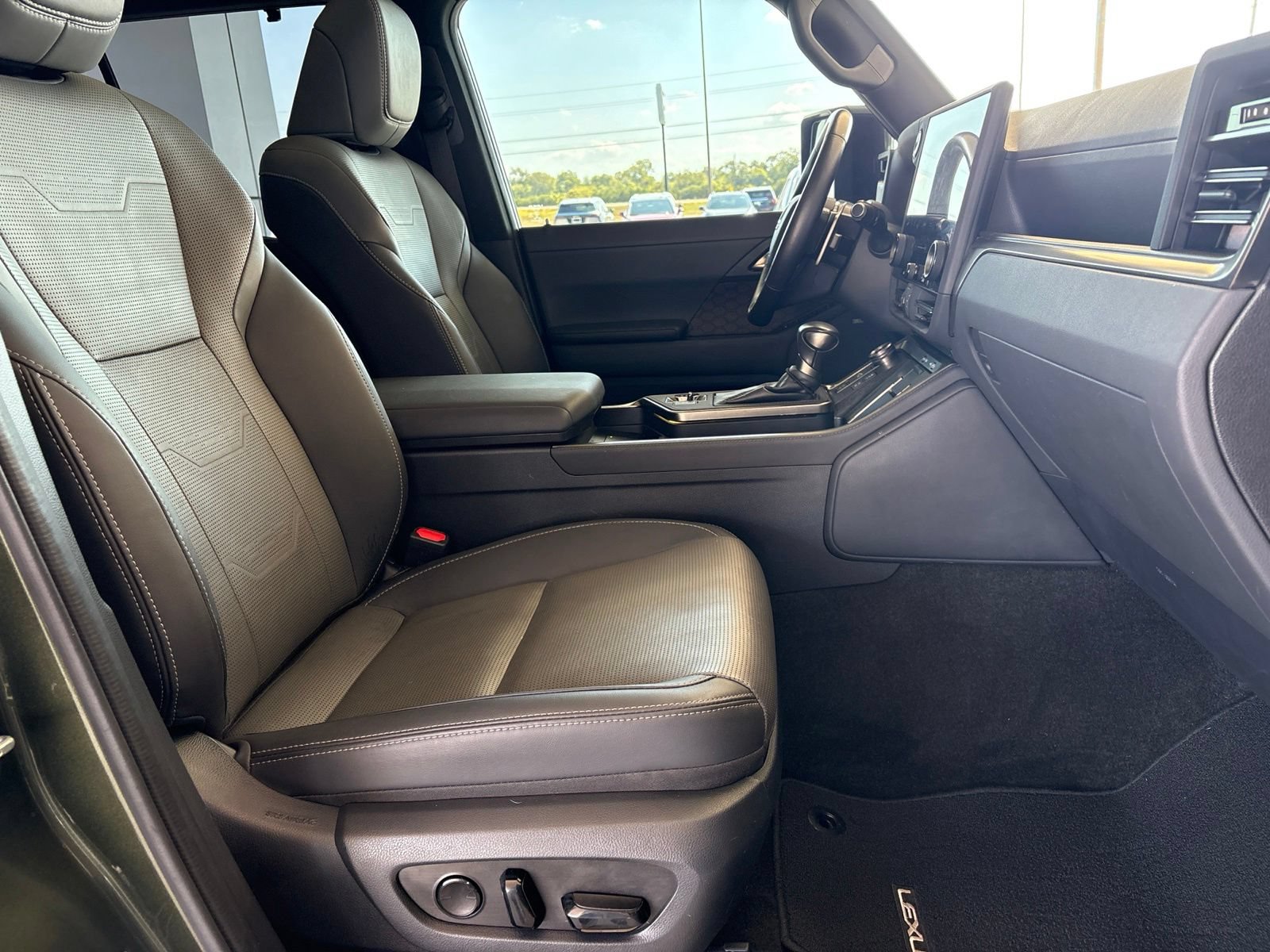 Used 2024 Lexus GX 550 w/ Accessory Package (2T) AWD/4WD image 26