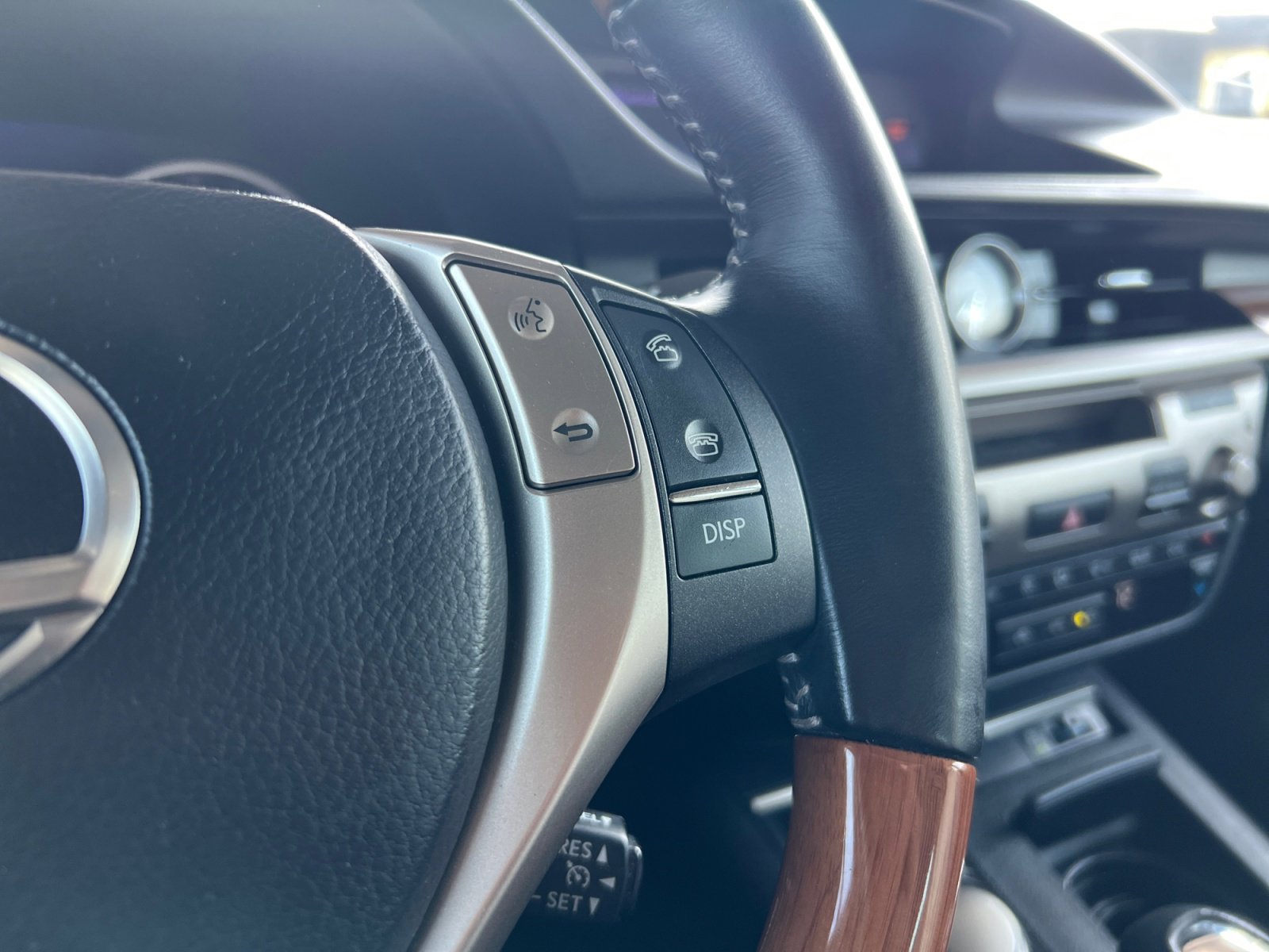 Used 2013 Lexus ES 300h image 18