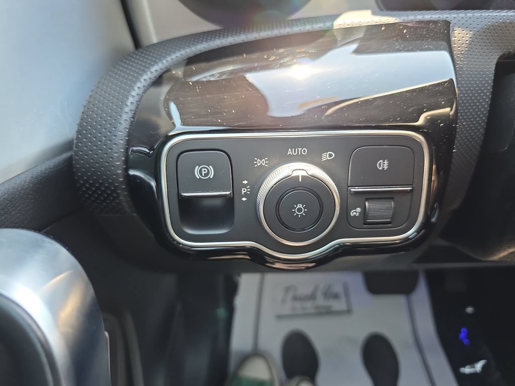 Used 2025 Mercedes-Benz CLA 250 image 35