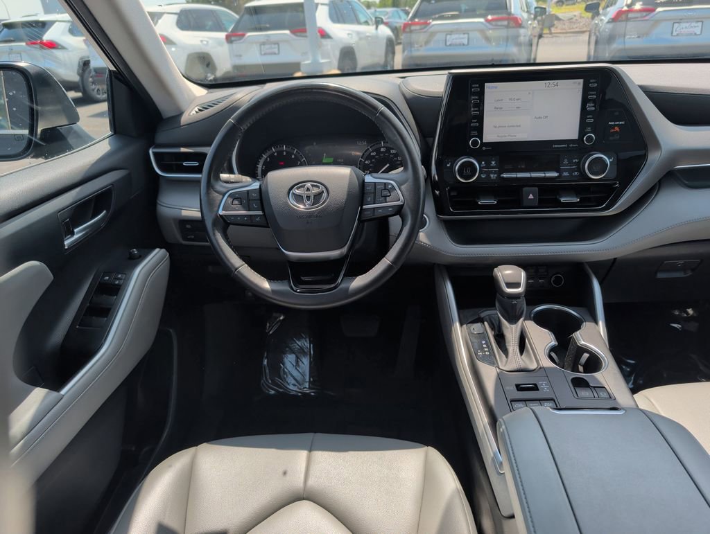 Used 2021 Toyota Highlander XLE AWD/4WD image 12