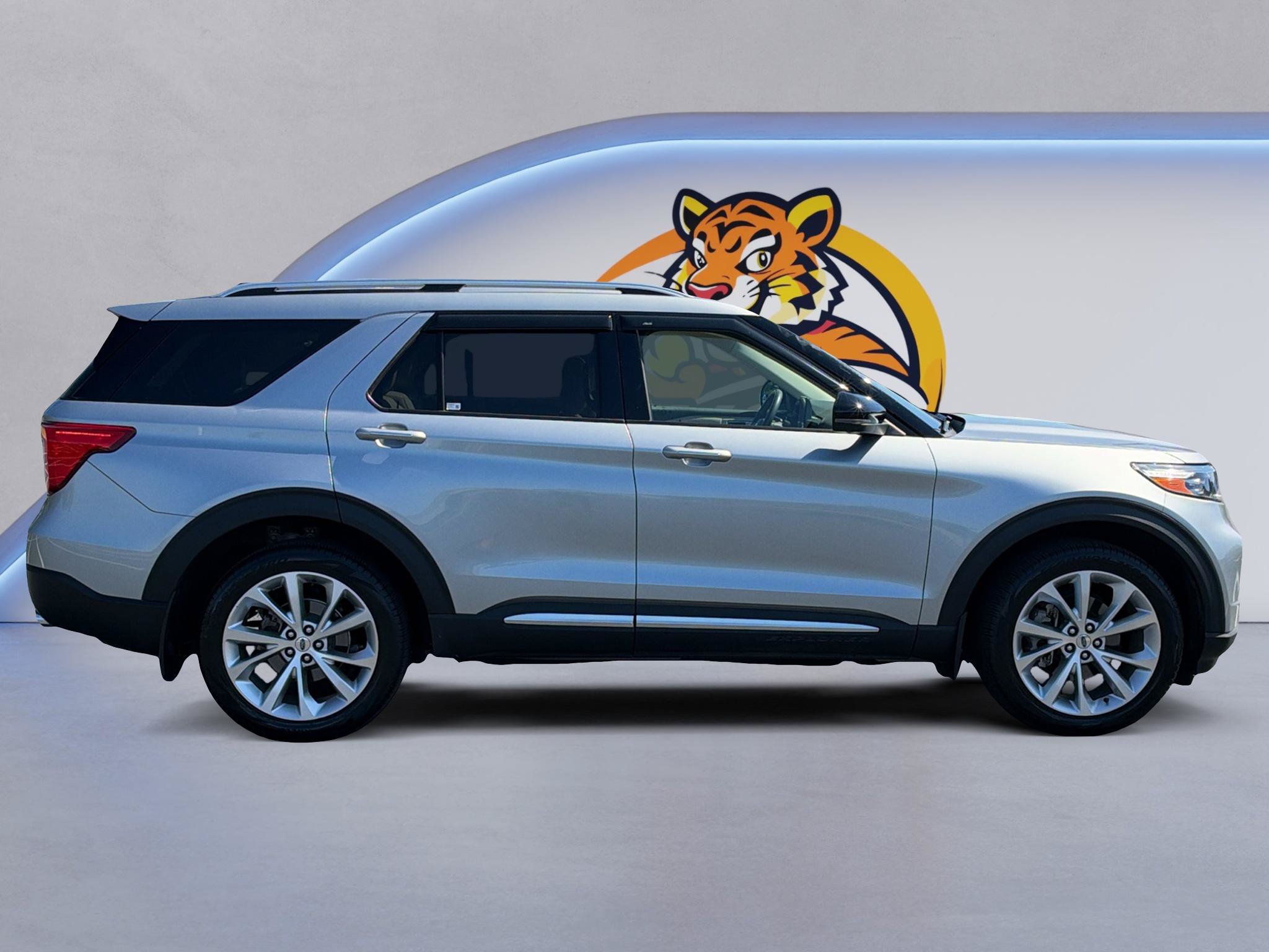 Used 2023 Ford Explorer Platinum w/ Technology Package AWD/4WD image 4