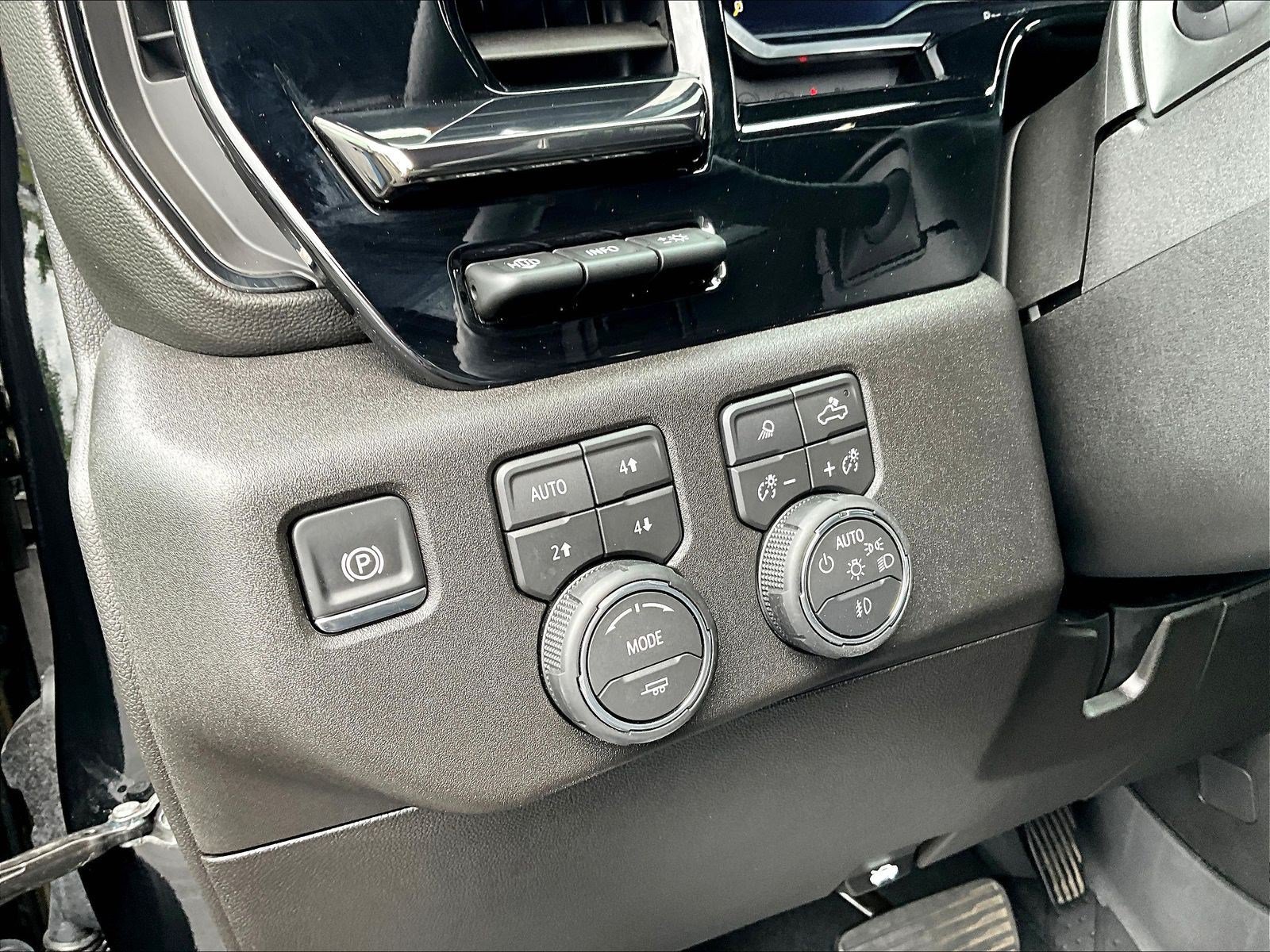 Used 2025 Chevrolet Silverado 2500 ZR2 w/ Technology Package AWD/4WD image 37