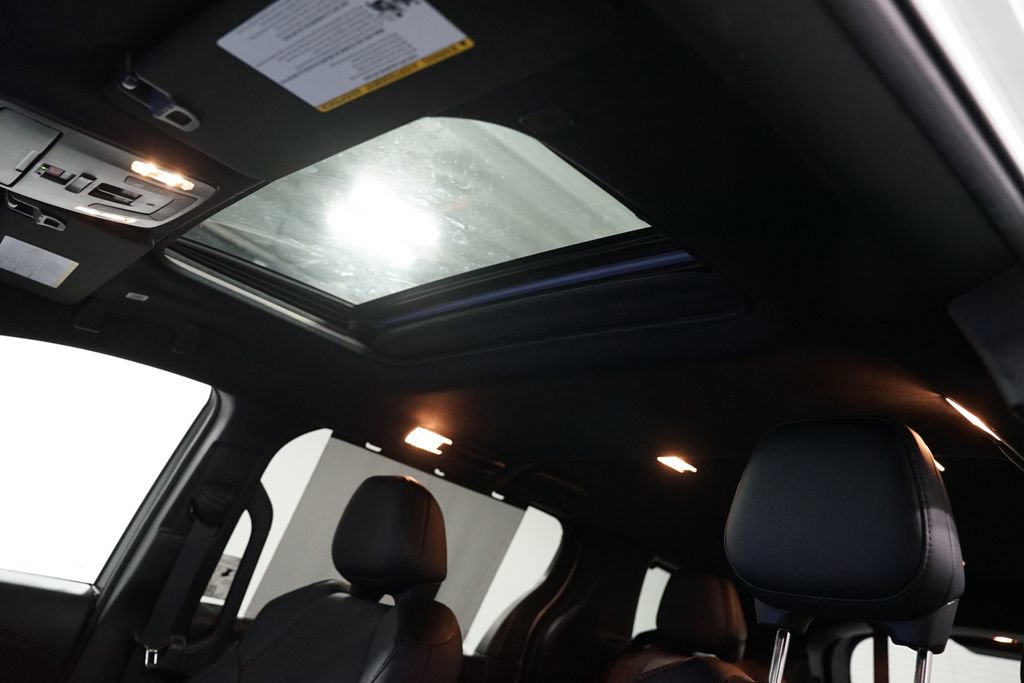 Used 2025 Toyota Sienna Limited image 35