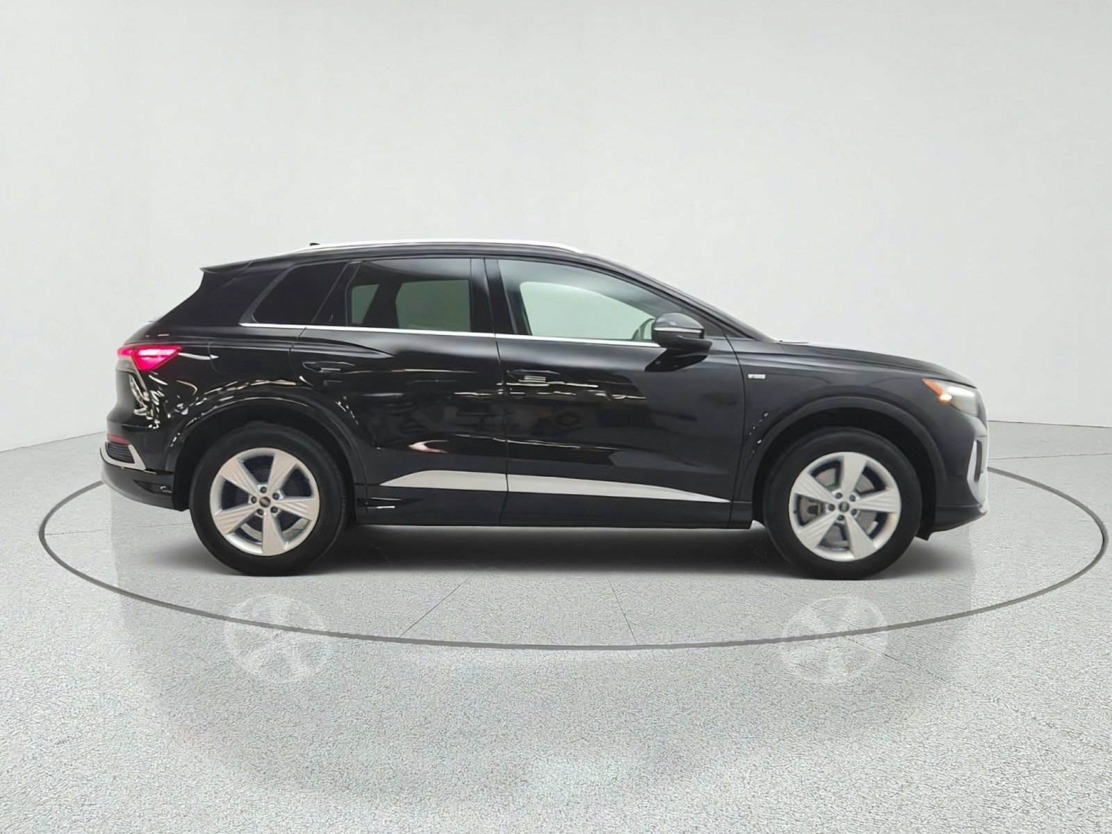 Used 2024 Audi Q4 e-tron Premium AWD/4WD image 4