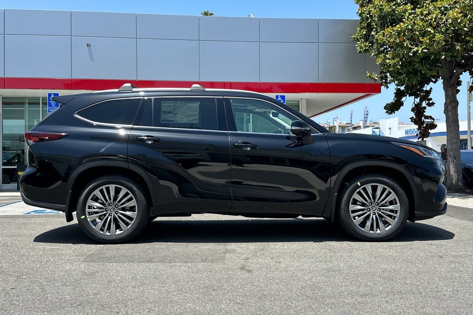 New 2025 Toyota Highlander Platinum AWD/4WD image 2