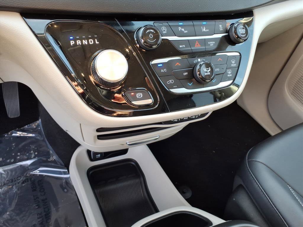 Used 2024 Chrysler Pacifica Touring-L image 21