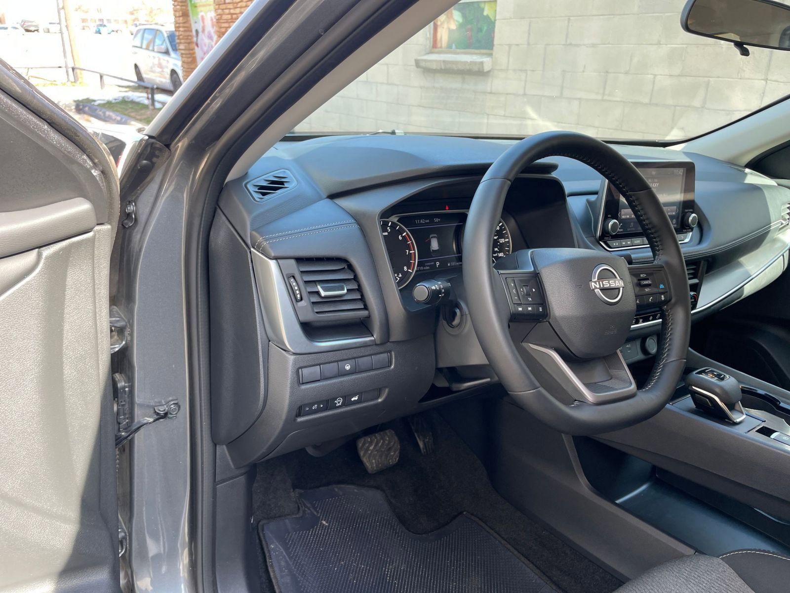 Used 2025 Nissan Rogue SV image 36