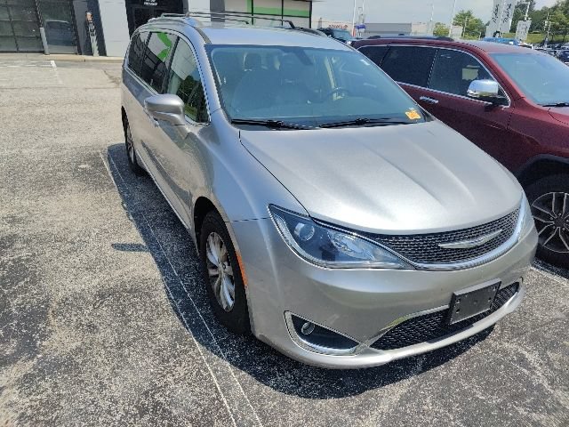 Used 2018 Chrysler Pacifica Touring-L FWD image 17